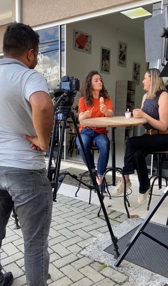 Michelly Correa sorrindo enquanto segura um copinho de gelato da Di Piallato em Matinhos