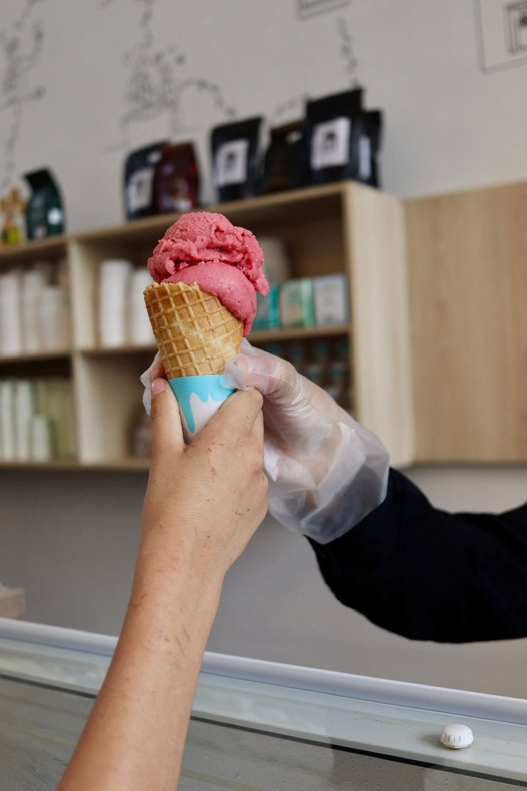 Copinho com gelato artesanal servido na Di Piallato com pazinha