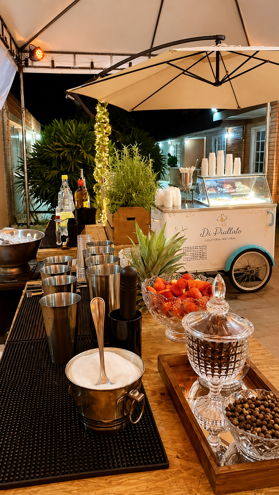 Estrutura de atendimento para eventos Di Piallato com ombro, bar e carrinho de gelato