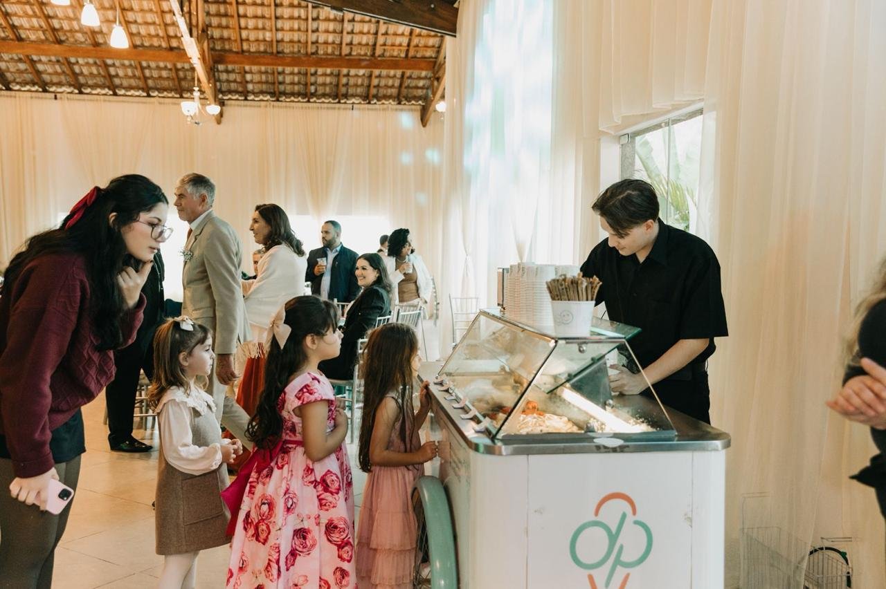 Família e crianças aproveitando momentos especiais e gelato em Matinhos