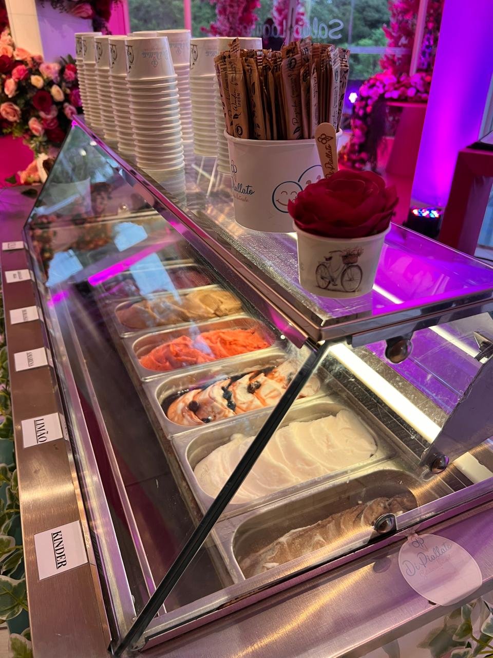 Vitrine com seleção de sabores e copinhos artesanais em evento