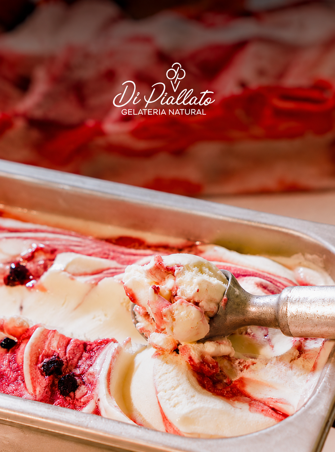 Cubas de gelato artesanal expostas na vitrine da Di Piallato