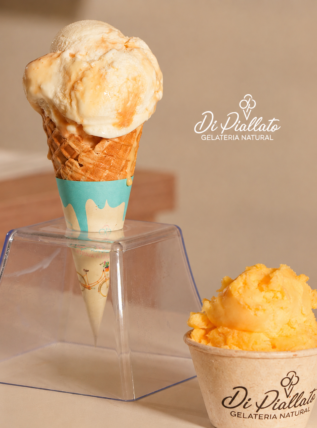Casquinha artesanal e copinho de gelato Di Piallato com apresentação elegante