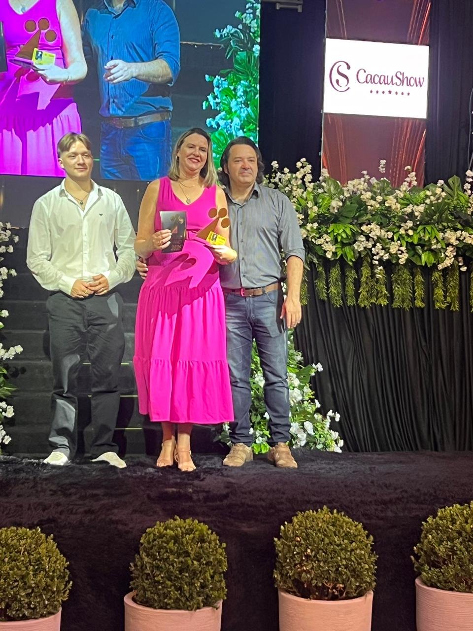Momento solene da cerimônia de premiação no palco com a família fundadora da Di Piallato