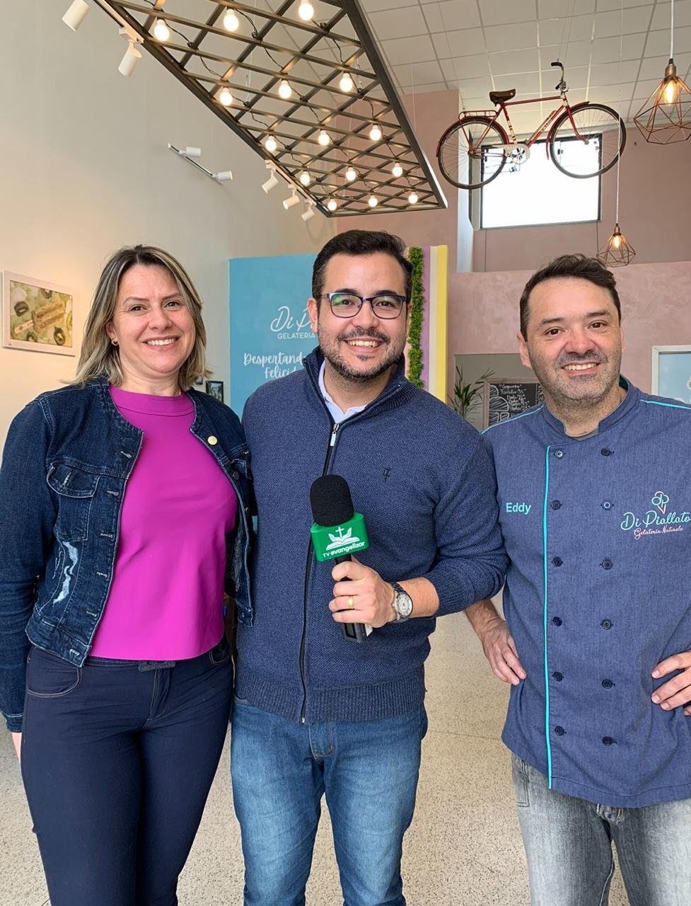 Cena da gravação da matéria da TV Evangelizar no ambiente da gelateria Di Piallato