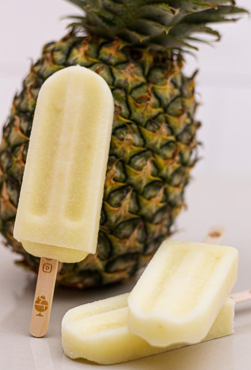 Ingredientes selecionados e frutas frescas no preparo dos gelatos e picolés